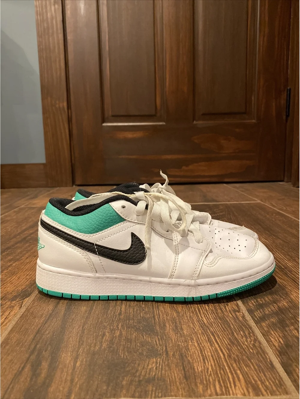 Nike Air Jordan 1 Low GS White Lucky Green Size 4.5Y Youth (553560-129)
